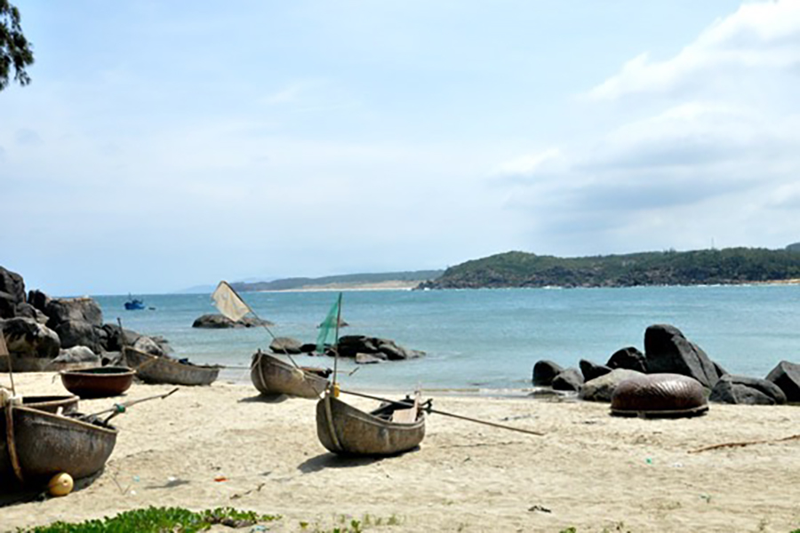 Khung cảnh hoang sơ ở bãi biển Châu Me Quảng Ngãi.