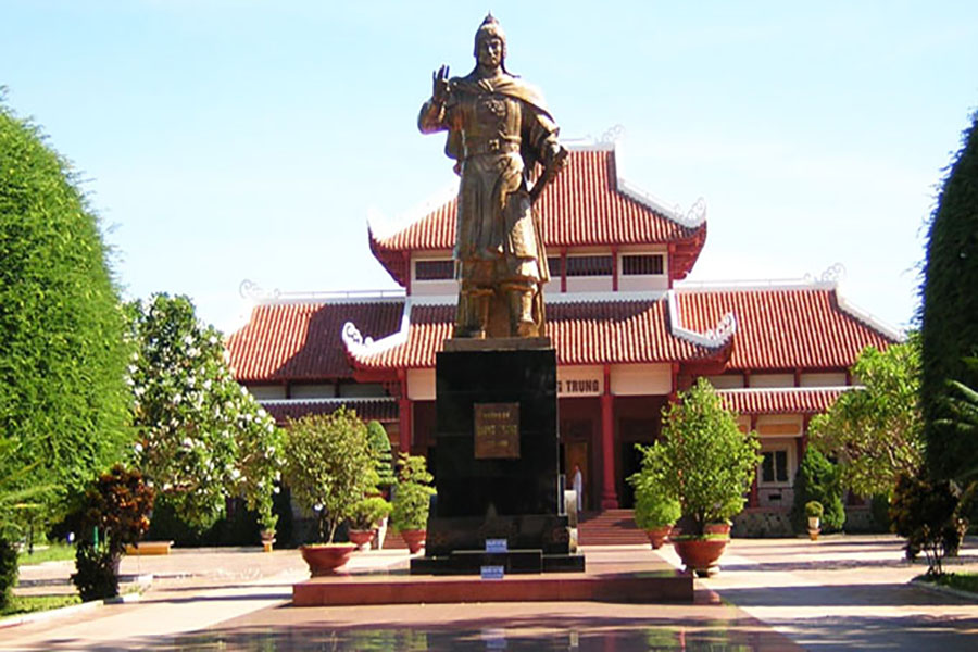 Tượng Vua Quang Trung ngay trong khuôn viên Bảo Tàng.