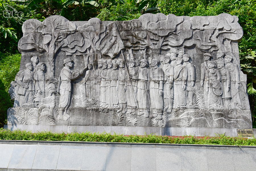 Bức tượng điêu khắc vị tướng Trần Hưng Đạo tỉ mĩ, công phu. 