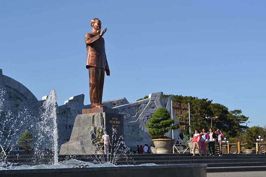 Bức tượng đồng điêu khắc vị lãnh tụ Hồ Chí Minh.