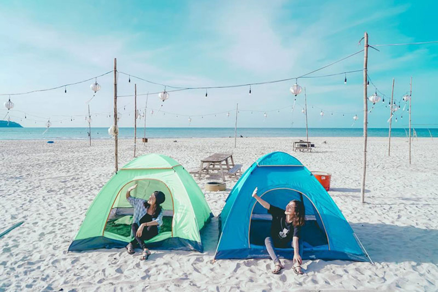 Cực chill với hoạt động cắm trại trên bờ biển ỏ vịnh Vân Phong.