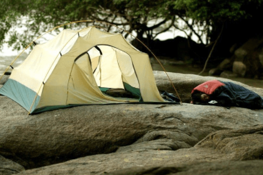 Cắm trại dưới chân thác Bầu là trải nghiệm đáng khám phá.