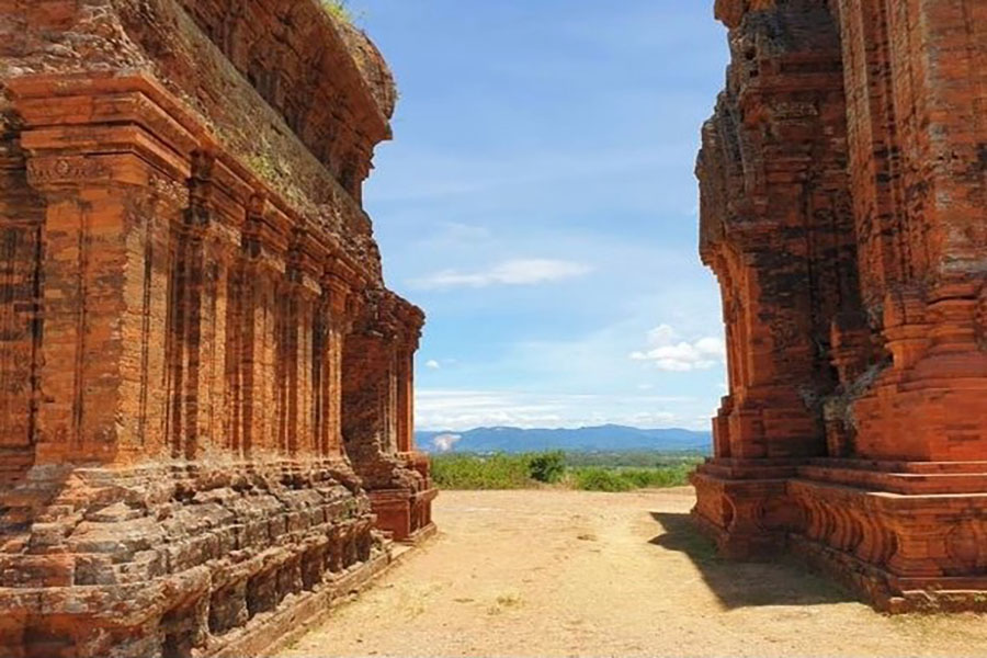 Tháp Bánh Ít là một trong những quần thể di tích Chăm Pa còn xót lại ở Việt Nam.