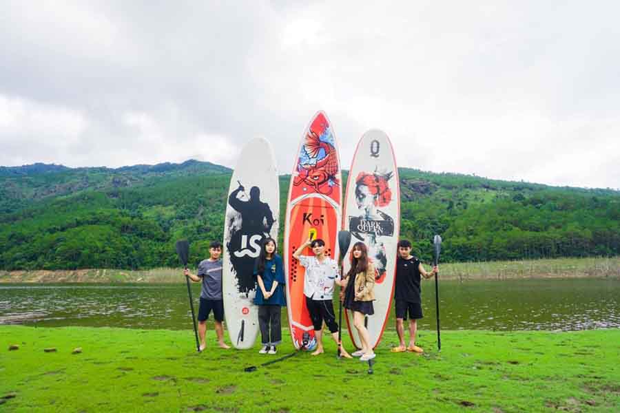 Hoạt động chèo kayak trên Biển Hồ gần bãi bồi Tiên Sơn cũng là ý tưởng thú vị.