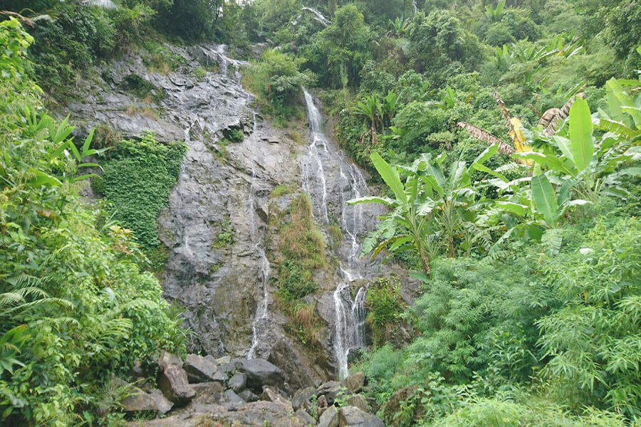 Dọc đèo Long Môn còn có rất nhiều thác nước cực kì mát mẻ. 