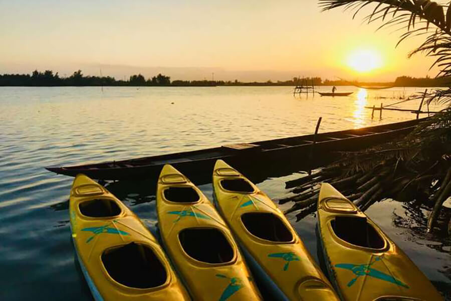 Bạn phải dậy thật sớm để chèo kayak để tránh cái nắng gắt mùa hè.