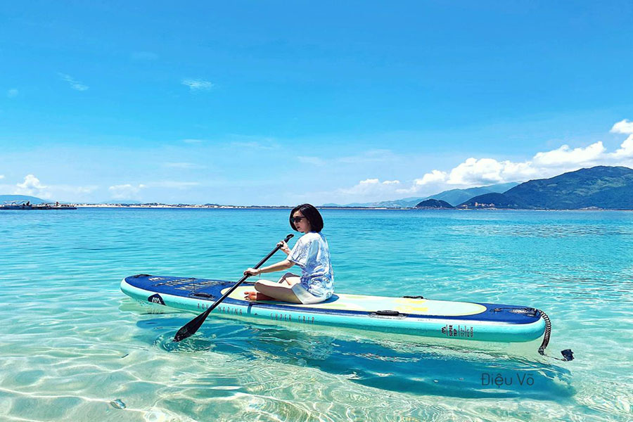 Bạn có thể chèo kayak để ngắm san hô hoặc đi tour lặn biển.