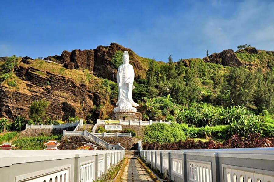 Chùa Hang là địa điểm du lịch tâm linh nổi tiếng.