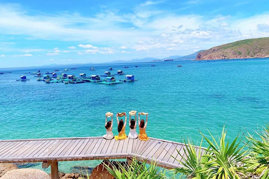 Địa điểm du lịch gần đảo Hải Giang là Hòn Khô.