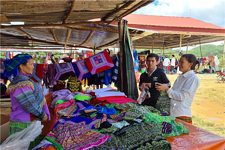 Phiên chợ Đắk R'Măng chỉ diễn ra vào chủ nhật hàng tuần. 
