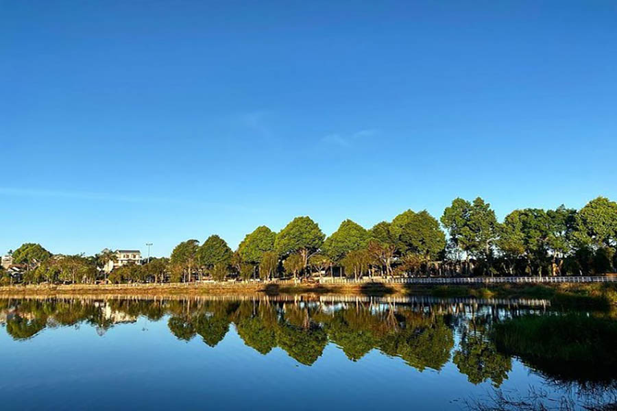Hồ Tây Đắk Mil  được ví von như viên ngọc xanh giữa lòng thành phố. 