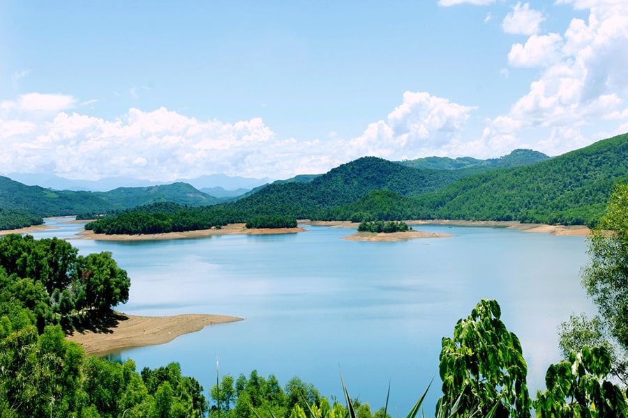 Hồ Phú Ninh là địa điểm du lịch gần danh thắng thác Hố Giang Thơm.