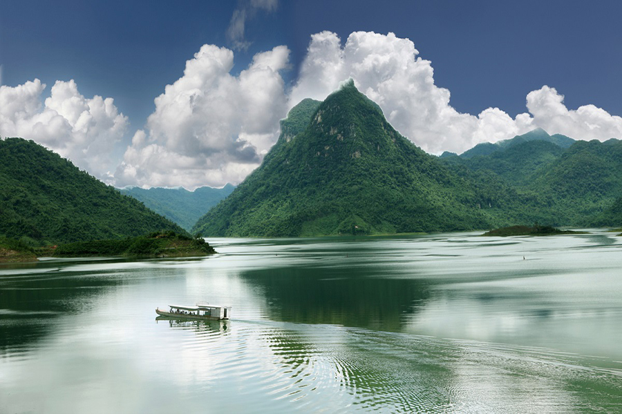 Hồ Pá Khoang có làn nước trong xanh, lấp lánh sương mỗi sáng sớm. 