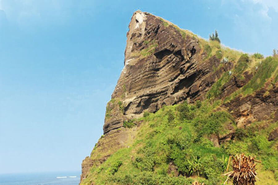 Đỉnh núi Thới Lới là miệng núi lửa còn tồn tại ở đảo Lý Sơn.