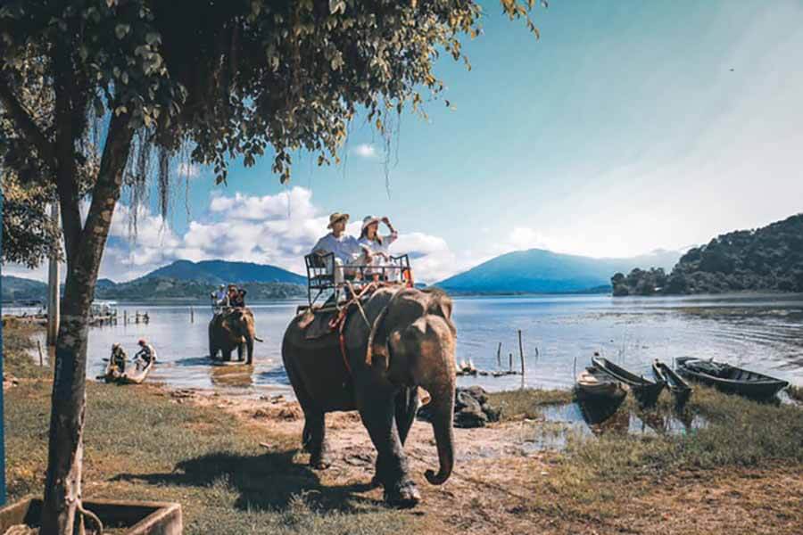 Đến với buôn Ako Dhong bạn sẽ được trải nghiệm cưỡi voi thăm quan làng.