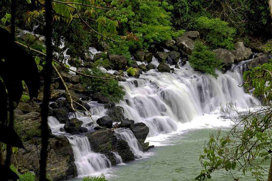 Dòng suối chảy liên tục quanh năm khiến âm thanh ở thác Krông Kmar tựa như tiếng đàn đá.