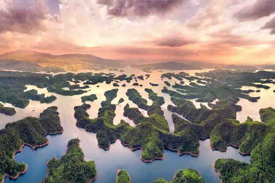 Hồ Tà Đùng được ví như Vinh Hạ Long thu nhỏ giữa lòng Đắk Nông.