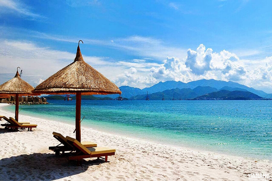 Sau khi vui chơi ở Hòn Kẽm Đá Dừng thì bạn nên ghé qua bãi biển Mỹ Khê Đà Nẵng nghỉ dưỡng.