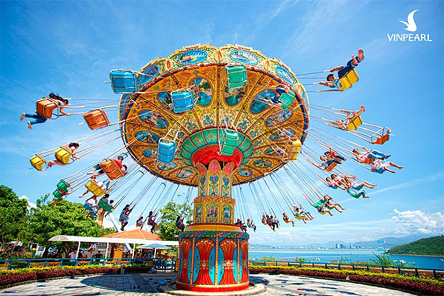 Bạn có thể vui chơi ở Vinpearl Nam Hội An rồi ghé bãi biển Cửa Đại nghỉ chân.