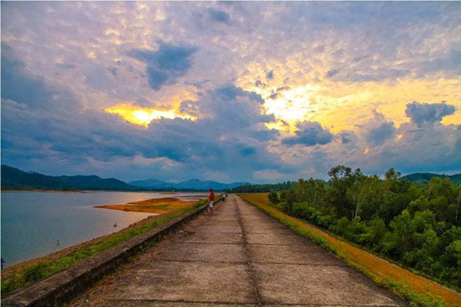 Nằm giữa mênh mông biển nước, hồ Phú Ninh được xem là Vịnh Hạ Long thu nhỏ.