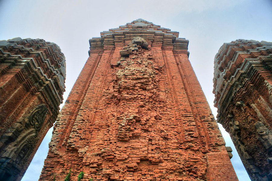 Kiến trúc Chăm pa tồn tại hàng ngàn năm tại Tháp Dương Long.