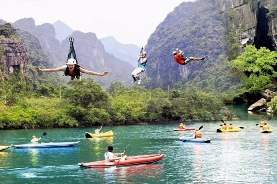 Hoạt động vui chơi trải nghiệm đu zipline ở Hồ Phú Ninh.