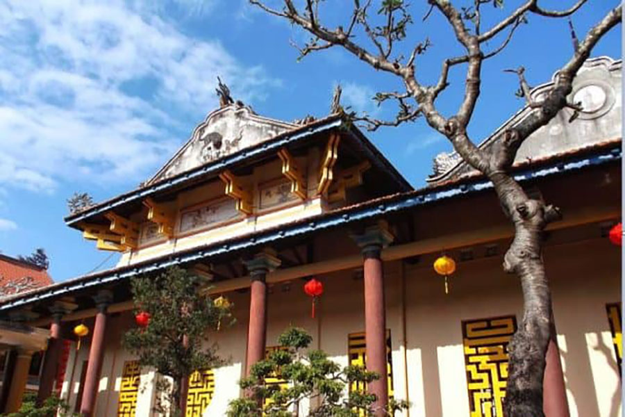 Khuôn viên chùa Long Khánh Bình Định.