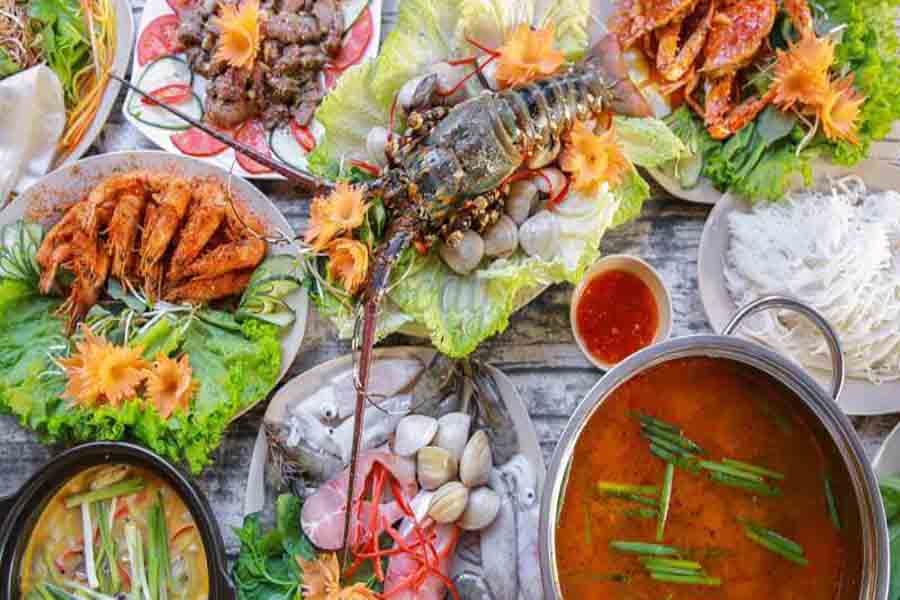 Nhá hàng ẩm thực đặc sắc của bãi biển Nhũ Tiên.