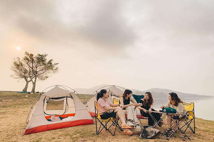 Rủ bạn bè đến khu du lịch sinh thái Hồ Phú Ninh cắm trại dã ngoại.