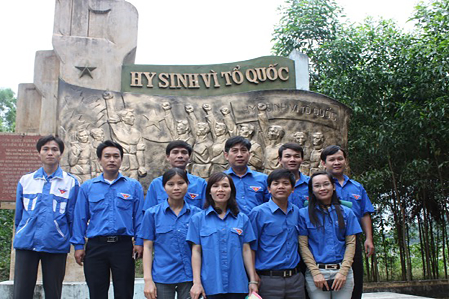 Các thanh niên tình nguyện thường xuyên đến di tích Ba Tơ để dọn dẹp, dâng hương tưởng niệm.