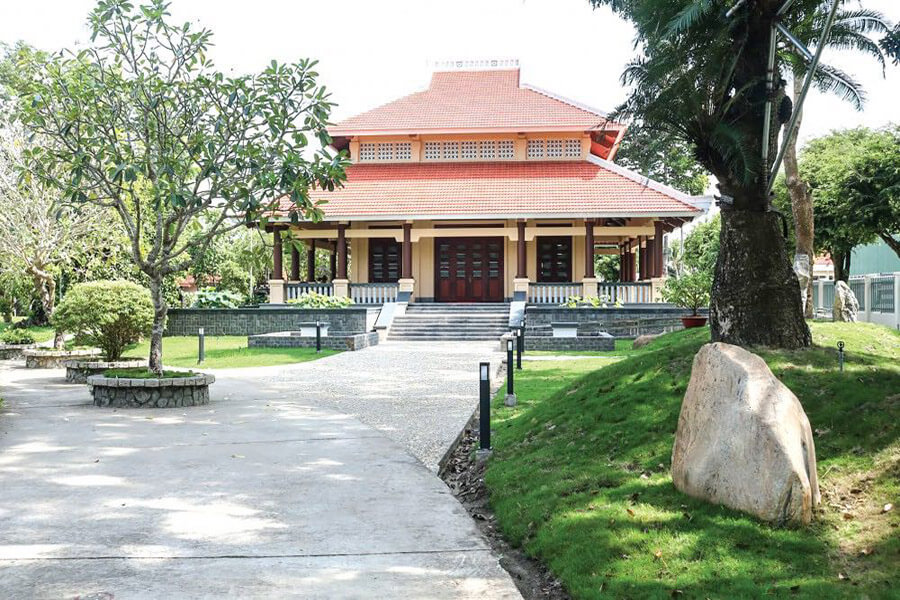 Con đường dẫn đến nhà chiếu phim về cuộc đời Thủ tướng Phạm Văn Đồng.