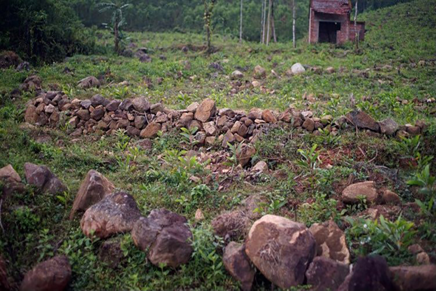 Các di tích còn xót lại ở làng Việt cổ Núi Dâu.