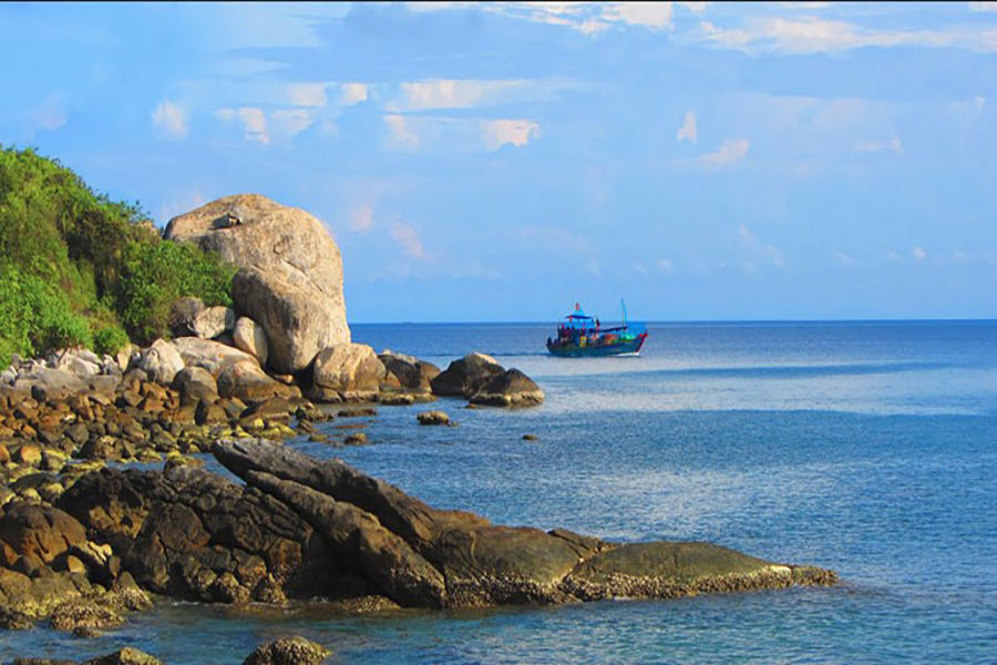Bãi biển Sa Huỳnh đẹp nên thơ trong chiều lộng gió.