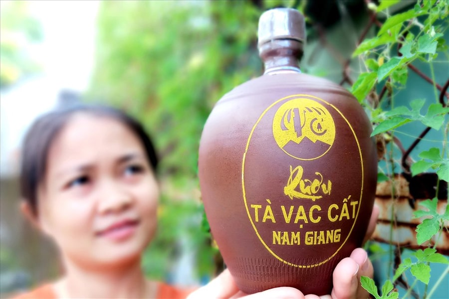 Một đặc sản không thể thiếu trong các bữa ăn người dân là rượu Tà Vạt Nam Giang.