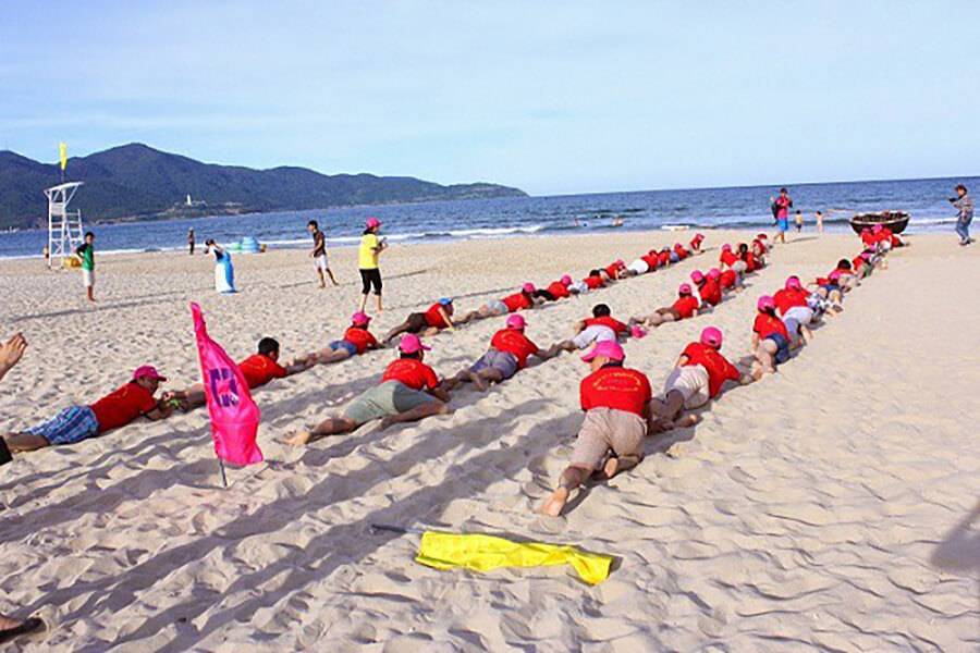 Hoạt động teambuilding ở bãi biển Nhũ Tiên.