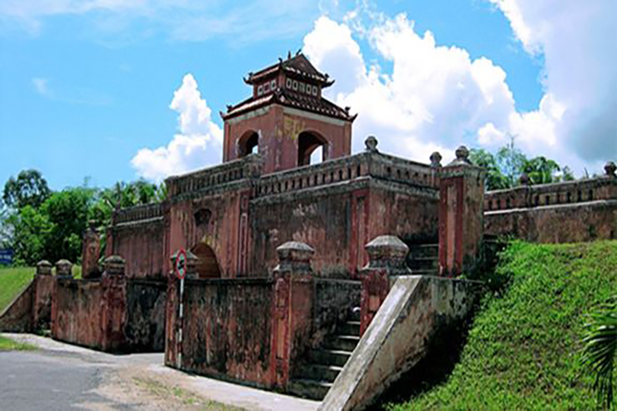 Địa điểm du lịch gần Khu Lưu niệm Cố Thủ tướng Phạm Văn Đồng chính là Thành Cổ Châu Sa.