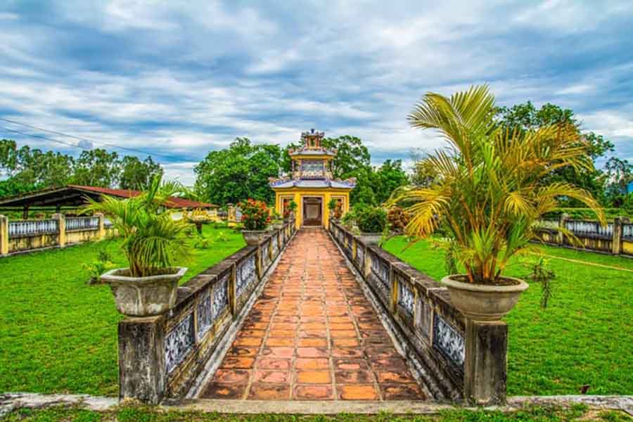 Thành Cổ Hoàng Đế là địa điểm du lịch gần Tháp Đôi Bình Định.