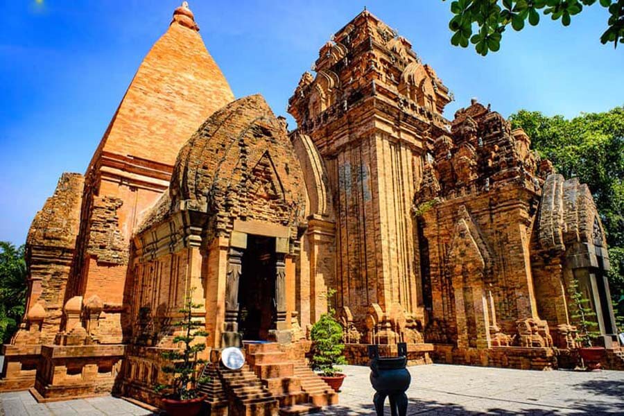 Địa điểm du lịch gần Nhà thờ Đá Nha Trang chính là Tháp Bà Ponagar.
