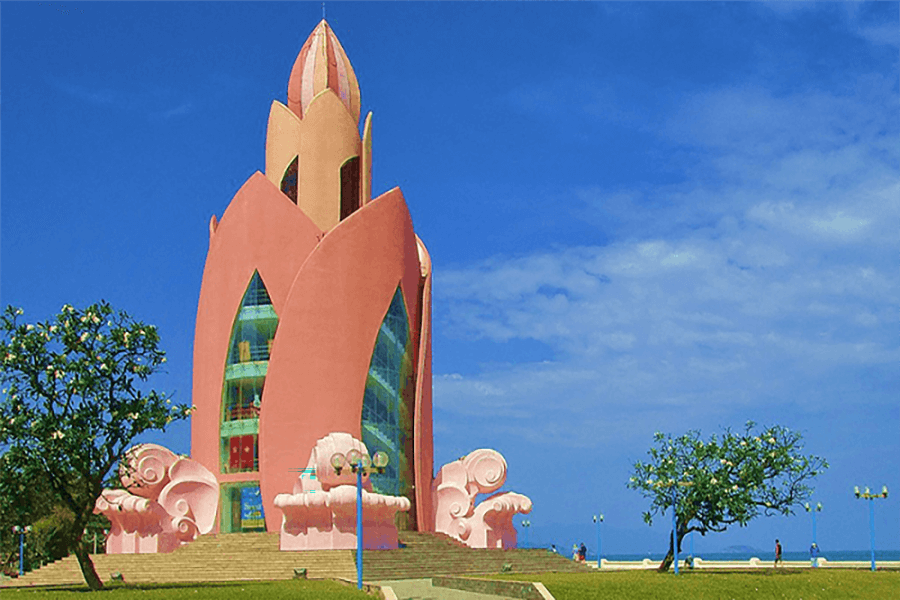 Tháp Trầm Hương nằm ở trung tâm thành phố Nha Trang.