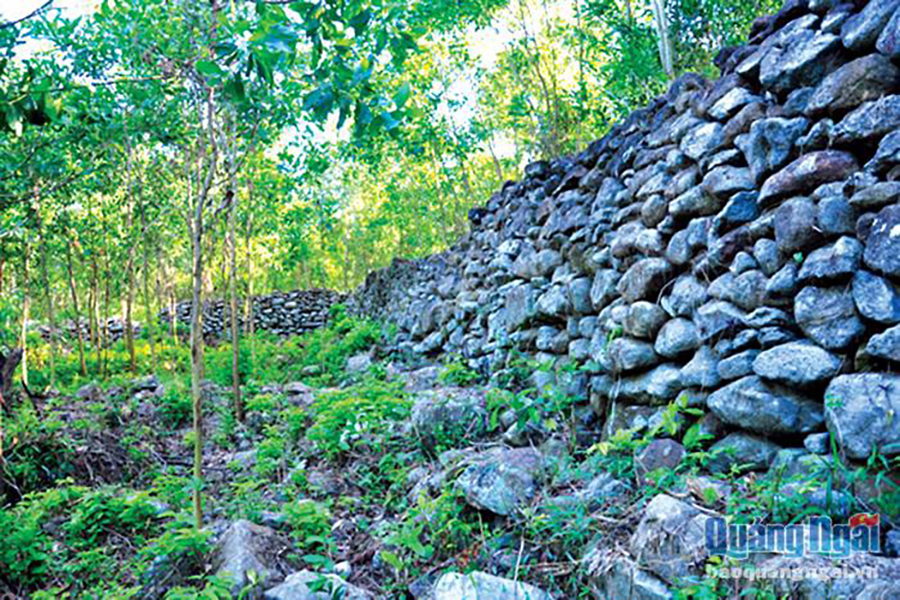 Những bức tường ghi dấu lịch sử làng Việt cổ.