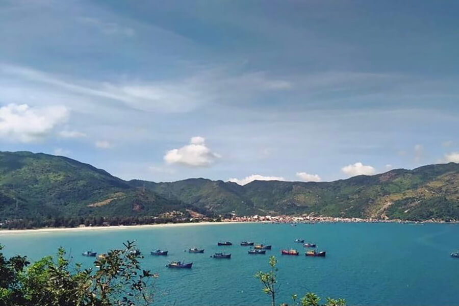Toàn cảnh vịnh Vân Phong Nha Trang.