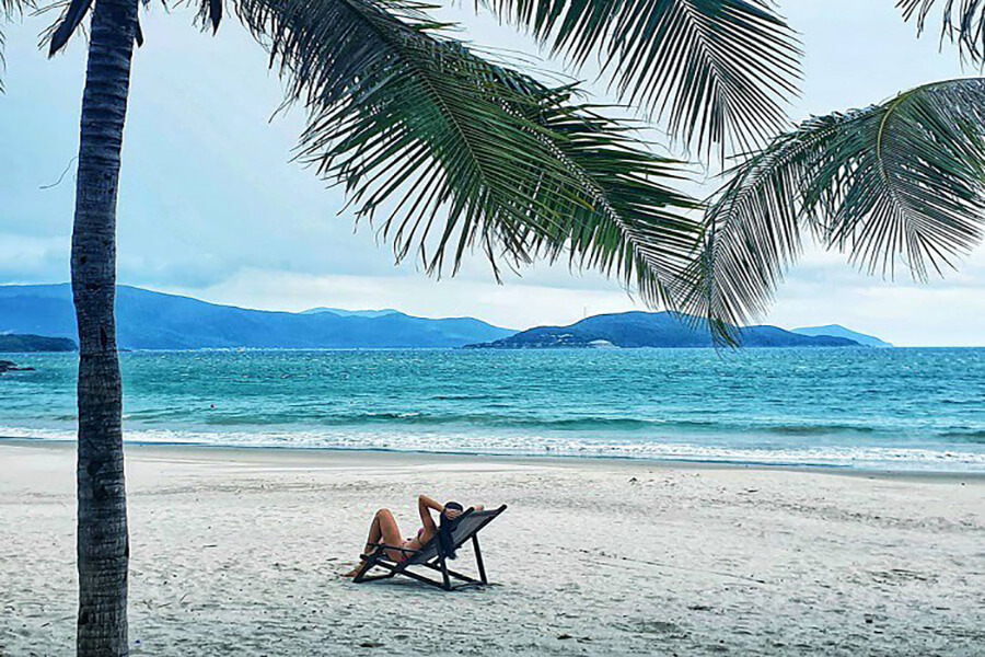 Nằm trên chiếc ghế dài để ngắm nhìn bãi biển Nhũ Tiên thì còn gì thích thú bằng? 