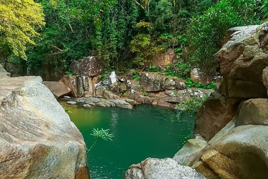Làn nước thác Lũng Ồ trong xanh bốn mùa.
