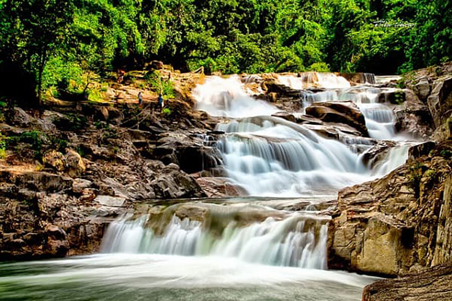 Dòng nước chảy siết tráng xóa tạo nên nét đẹp riêng biệt cho thác Yang Bay.